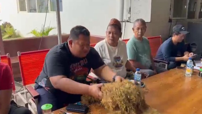 Kapolres Pamekasan AKBP Jazuli Dani Iriawan dan Haji Her saat praktik transaksi tembakau