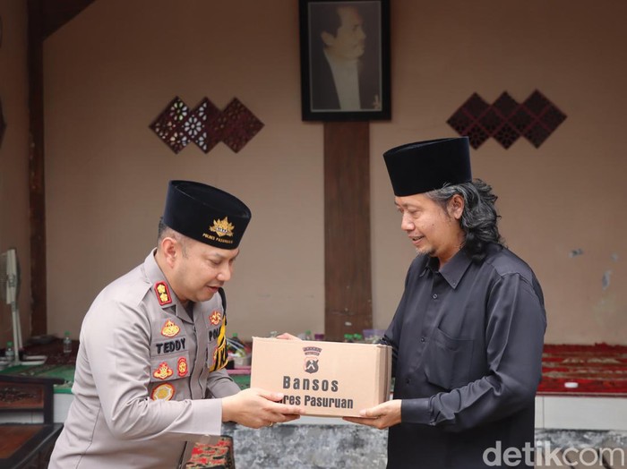Kapolres Pasuruan Wakaf Al-Quran dan Serahkan Sembako ke Warga Winongan