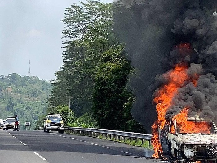 Momen mobil Ahmad yang terbakar di Tol Ungaran Km 426+800, Selasa (15/10/2024).