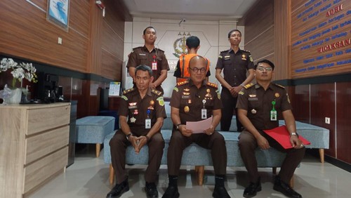 Kejari Sumbawa memberikan keterangan pers mengenai penetapan satu tersangka korupsi dana pokir DPR RI. (Dok. Kejari Sumbawa)