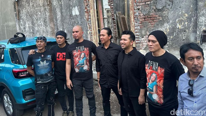 Khofifah-Emil bersama Dewa 19 membuat video klip bersama bentuk dukungan Ahmad Dhani untuk pasangan ini. Khofifah-Emil bersama Dewa 19 membuat video klip bersama bentuk dukungan Ahmad Dhani untuk pasangan ini.