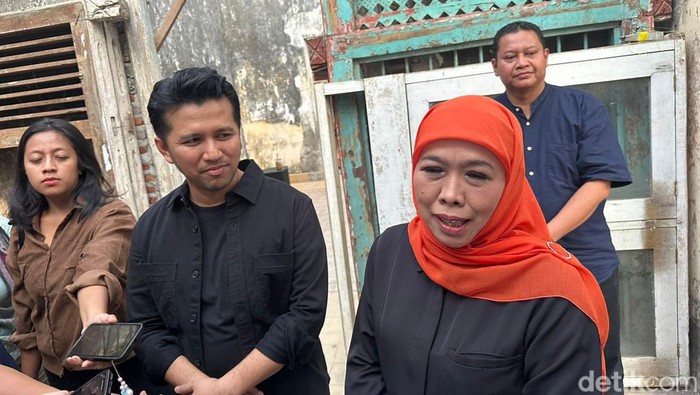Khofifah-Emil bersama Dewa 19 membuat video klip bersama bentuk dukungan Ahmad Dhani untuk pasangan ini.