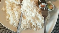 Berasal dari Jepang, sushi dibuat menggunakan nasi, tapi orang Indonesia justru menyantap sushi dengan nasi putih. Foto: Site News