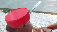 Bukan pakai roti atau buah-buahan, orang tang satu ini justru sarapan dengan tempe goreng yang dicocol dengan selai cokelat. Foto: Site News