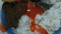 Kini pizza kategorinya sudah sebagai lauk, dimakan dengan ayam goreng, orek tempe hingga saus sambal. Foto: Site News