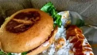 Makan burger dengan nasi rupanya sudah jadi menu makanan sehari-hari yang biasa bagi orang Indonesia. Foto: Site News