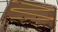 Sama anehnya dengan kombinasi makan sebelumnya, dessert cake cokelat ini dimakan dengan nasi putih juga. Foto: Site News