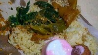 Jangan kaget lihat perpaduan menu yang satu ini, es krim tidak dijadikan dessert melainkan lauk untuk makan nasi Padang. Foto: Site News