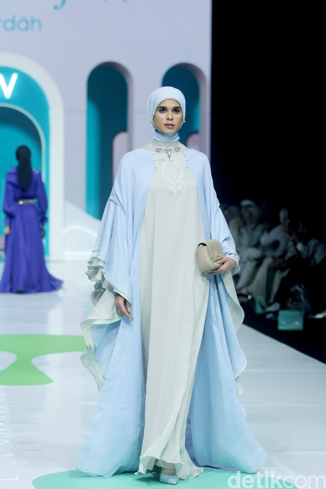 Fashion show koleksi Ayu Dyah Andari x Wardah di Jakarta Muslim fashion Week 2025 dengan mengangkat tema Sea of Serenity. Saya membawa tema keindahan kebun di bawah laut atau Sea of Serenity. Warna kebun terumbu karang, akan banyak sebaran warna. Laut bagian dalam biar ikonik, dan dilanjutkan dengan warna gradasi seperti ungu, putih gold, mint yang menghadirkan ketenangan, ucap Ayu. Foto: Mohammad Abduh/detikcom.