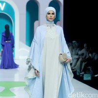 Fashion show koleksi Ayu Dyah Andari x Wardah di Jakarta Muslim fashion Week 2025 dengan mengangkat tema Sea of Serenity. Saya membawa tema keindahan kebun di bawah laut atau Sea of Serenity. Warna kebun terumbu karang, akan banyak sebaran warna. Laut bagian dalam biar ikonik, dan dilanjutkan dengan warna gradasi seperti ungu, putih gold, mint yang menghadirkan ketenangan, ucap Ayu. Foto: Mohammad Abduh/detikcom.