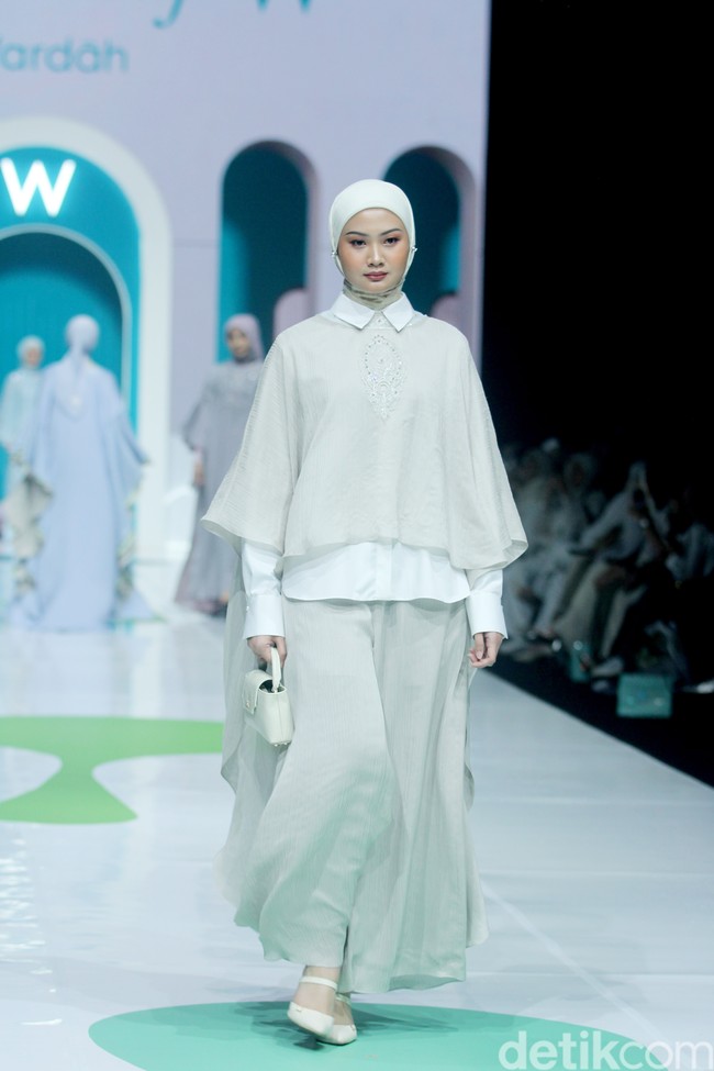 Fashion show koleksi Ayu Dyah Andari x Wardah di Jakarta Muslim fashion Week 2025 dengan mengangkat tema Sea of Serenity. Saya membawa tema keindahan kebun di bawah laut atau Sea of Serenity. Warna kebun terumbu karang, akan banyak sebaran warna. Laut bagian dalam biar ikonik, dan dilanjutkan dengan warna gradasi seperti ungu, putih gold, mint yang menghadirkan ketenangan, ucap Ayu.  Foto: Mohammad Abduh/detikcom.