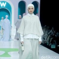 Fashion show koleksi Ayu Dyah Andari x Wardah di Jakarta Muslim fashion Week 2025 dengan mengangkat tema Sea of Serenity. Saya membawa tema keindahan kebun di bawah laut atau Sea of Serenity. Warna kebun terumbu karang, akan banyak sebaran warna. Laut bagian dalam biar ikonik, dan dilanjutkan dengan warna gradasi seperti ungu, putih gold, mint yang menghadirkan ketenangan, ucap Ayu.  Foto: Mohammad Abduh/detikcom.