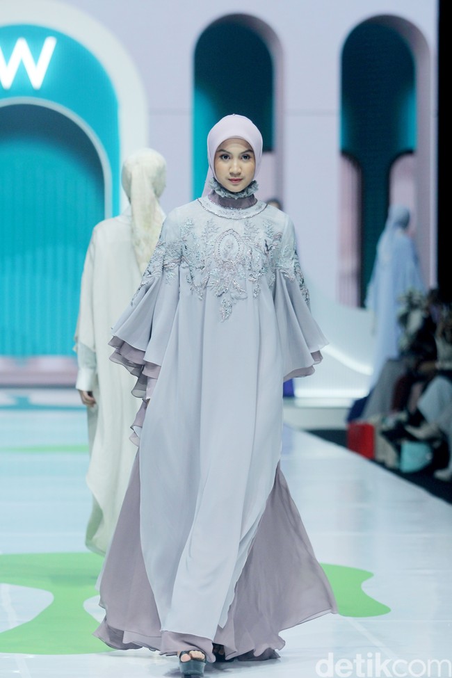 Fashion show koleksi Ayu Dyah Andari x Wardah di Jakarta Muslim fashion Week 2025 dengan mengangkat tema Sea of Serenity. Saya membawa tema keindahan kebun di bawah laut atau Sea of Serenity. Warna kebun terumbu karang, akan banyak sebaran warna. Laut bagian dalam biar ikonik, dan dilanjutkan dengan warna gradasi seperti ungu, putih gold, mint yang menghadirkan ketenangan, ucap Ayu. Foto: Mohammad Abduh/detikcom.