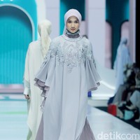 Fashion show koleksi Ayu Dyah Andari x Wardah di Jakarta Muslim fashion Week 2025 dengan mengangkat tema Sea of Serenity. Saya membawa tema keindahan kebun di bawah laut atau Sea of Serenity. Warna kebun terumbu karang, akan banyak sebaran warna. Laut bagian dalam biar ikonik, dan dilanjutkan dengan warna gradasi seperti ungu, putih gold, mint yang menghadirkan ketenangan, ucap Ayu. Foto: Mohammad Abduh/detikcom.