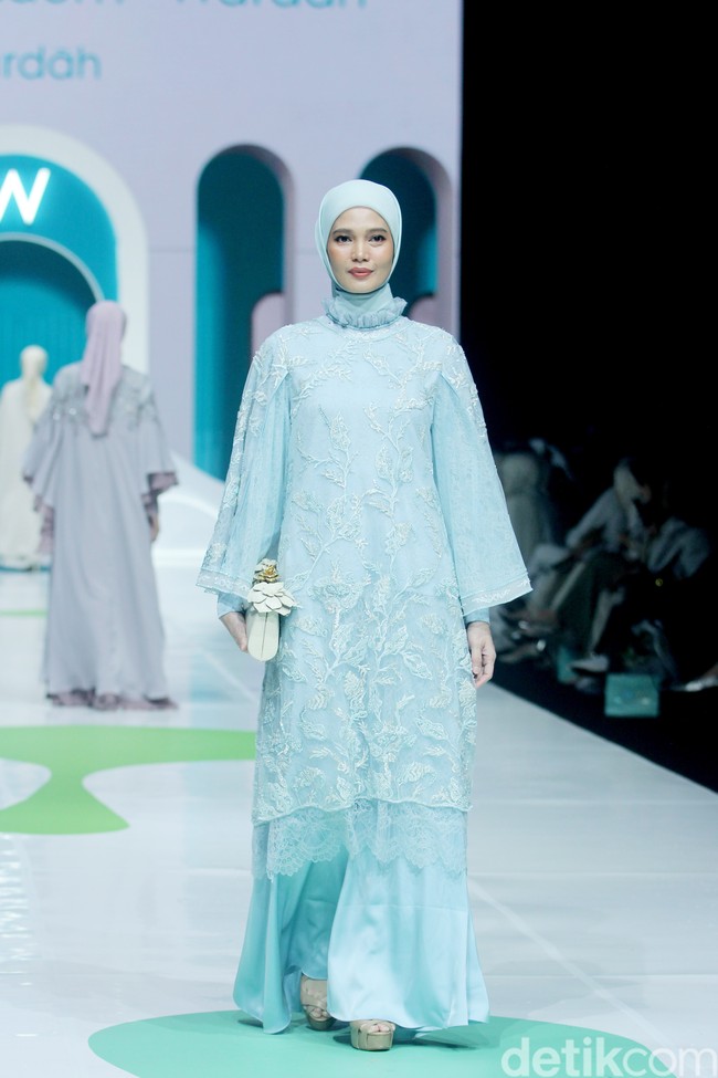 Fashion show koleksi Ayu Dyah Andari x Wardah di Jakarta Muslim fashion Week 2025 dengan mengangkat tema Sea of Serenity. Saya membawa tema keindahan kebun di bawah laut atau Sea of Serenity. Warna kebun terumbu karang, akan banyak sebaran warna. Laut bagian dalam biar ikonik, dan dilanjutkan dengan warna gradasi seperti ungu, putih gold, mint yang menghadirkan ketenangan, ucap Ayu.  Foto: Mohammad Abduh/detikcom.