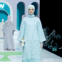 Fashion show koleksi Ayu Dyah Andari x Wardah di Jakarta Muslim fashion Week 2025 dengan mengangkat tema Sea of Serenity. Saya membawa tema keindahan kebun di bawah laut atau Sea of Serenity. Warna kebun terumbu karang, akan banyak sebaran warna. Laut bagian dalam biar ikonik, dan dilanjutkan dengan warna gradasi seperti ungu, putih gold, mint yang menghadirkan ketenangan, ucap Ayu.  Foto: Mohammad Abduh/detikcom.