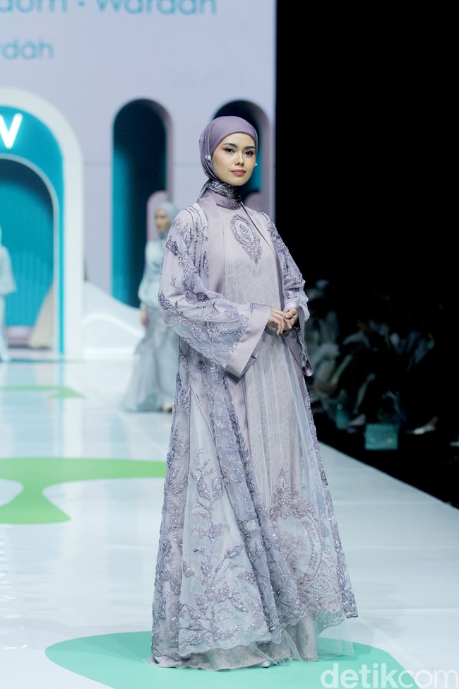 Fashion show koleksi Ayu Dyah Andari x Wardah di Jakarta Muslim fashion Week 2025 dengan mengangkat tema Sea of Serenity. Saya membawa tema keindahan kebun di bawah laut atau Sea of Serenity. Warna kebun terumbu karang, akan banyak sebaran warna. Laut bagian dalam biar ikonik, dan dilanjutkan dengan warna gradasi seperti ungu, putih gold, mint yang menghadirkan ketenangan, ucap Ayu. Foto: Mohammad Abduh/detikcom.