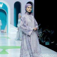 Fashion show koleksi Ayu Dyah Andari x Wardah di Jakarta Muslim fashion Week 2025 dengan mengangkat tema Sea of Serenity. Saya membawa tema keindahan kebun di bawah laut atau Sea of Serenity. Warna kebun terumbu karang, akan banyak sebaran warna. Laut bagian dalam biar ikonik, dan dilanjutkan dengan warna gradasi seperti ungu, putih gold, mint yang menghadirkan ketenangan, ucap Ayu. Foto: Mohammad Abduh/detikcom.