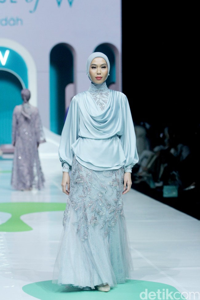 Fashion show koleksi Ayu Dyah Andari x Wardah di Jakarta Muslim fashion Week 2025 dengan mengangkat tema Sea of Serenity. Saya membawa tema keindahan kebun di bawah laut atau Sea of Serenity. Warna kebun terumbu karang, akan banyak sebaran warna. Laut bagian dalam biar ikonik, dan dilanjutkan dengan warna gradasi seperti ungu, putih gold, mint yang menghadirkan ketenangan, ucap Ayu. Foto: Mohammad Abduh/detikcom.
