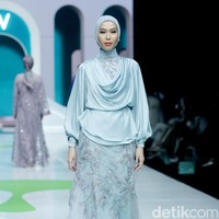 Fashion show koleksi Ayu Dyah Andari x Wardah di Jakarta Muslim fashion Week 2025 dengan mengangkat tema Sea of Serenity. Saya membawa tema keindahan kebun di bawah laut atau Sea of Serenity. Warna kebun terumbu karang, akan banyak sebaran warna. Laut bagian dalam biar ikonik, dan dilanjutkan dengan warna gradasi seperti ungu, putih gold, mint yang menghadirkan ketenangan, ucap Ayu. Foto: Mohammad Abduh/detikcom.