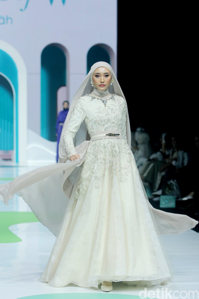 Fashion show koleksi Ayu Dyah Andari x Wardah di Jakarta Muslim fashion Week 2025 dengan mengangkat tema Sea of Serenity. Saya membawa tema keindahan kebun di bawah laut atau Sea of Serenity. Warna kebun terumbu karang, akan banyak sebaran warna. Laut bagian dalam biar ikonik, dan dilanjutkan dengan warna gradasi seperti ungu, putih gold, mint yang menghadirkan ketenangan, ucap Ayu. Foto: Mohammad Abduh/detikcom.