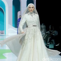 Fashion show koleksi Ayu Dyah Andari x Wardah di Jakarta Muslim fashion Week 2025 dengan mengangkat tema Sea of Serenity. Saya membawa tema keindahan kebun di bawah laut atau Sea of Serenity. Warna kebun terumbu karang, akan banyak sebaran warna. Laut bagian dalam biar ikonik, dan dilanjutkan dengan warna gradasi seperti ungu, putih gold, mint yang menghadirkan ketenangan, ucap Ayu. Foto: Mohammad Abduh/detikcom.