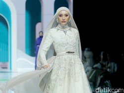 8 Koleksi Ayu Dyah Andari x Wardah, Busana Terinspirasi Keindahan Bawah Laut