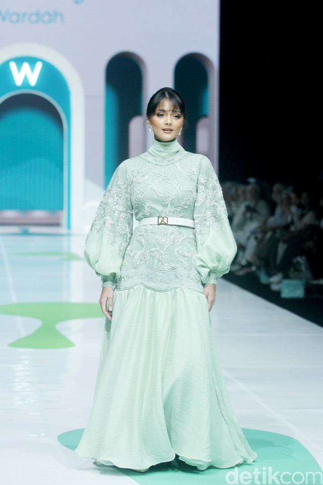Fashion show koleksi Ayu Dyah Andari x Wardah di Jakarta Muslim fashion Week 2025 dengan mengangkat tema Sea of Serenity. Saya membawa tema keindahan kebun di bawah laut atau Sea of Serenity. Warna kebun terumbu karang, akan banyak sebaran warna. Laut bagian dalam biar ikonik, dan dilanjutkan dengan warna gradasi seperti ungu, putih gold, mint yang menghadirkan ketenangan, ucap Ayu.  Foto: Mohammad Abduh/detikcom.