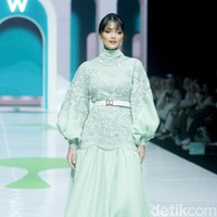 Fashion show koleksi Ayu Dyah Andari x Wardah di Jakarta Muslim fashion Week 2025 dengan mengangkat tema Sea of Serenity. Saya membawa tema keindahan kebun di bawah laut atau Sea of Serenity. Warna kebun terumbu karang, akan banyak sebaran warna. Laut bagian dalam biar ikonik, dan dilanjutkan dengan warna gradasi seperti ungu, putih gold, mint yang menghadirkan ketenangan, ucap Ayu.  Foto: Mohammad Abduh/detikcom.
