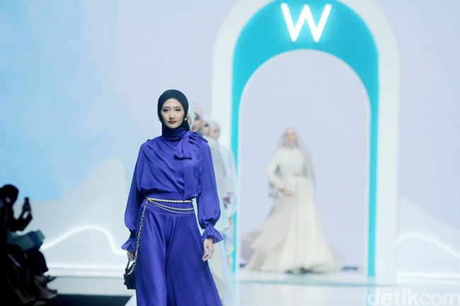 Fashion show koleksi Ayu Dyah Andari x Wardah di Jakarta Muslim fashion Week 2025 dengan mengangkat tema Sea of Serenity. Saya membawa tema keindahan kebun di bawah laut atau Sea of Serenity. Warna kebun terumbu karang, akan banyak sebaran warna. Laut bagian dalam biar ikonik, dan dilanjutkan dengan warna gradasi seperti ungu, putih gold, mint yang menghadirkan ketenangan, ucap Ayu. Foto: Mohammad Abduh/detikcom.