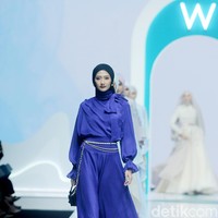 Fashion show koleksi Ayu Dyah Andari x Wardah di Jakarta Muslim fashion Week 2025 dengan mengangkat tema Sea of Serenity. Saya membawa tema keindahan kebun di bawah laut atau Sea of Serenity. Warna kebun terumbu karang, akan banyak sebaran warna. Laut bagian dalam biar ikonik, dan dilanjutkan dengan warna gradasi seperti ungu, putih gold, mint yang menghadirkan ketenangan, ucap Ayu. Foto: Mohammad Abduh/detikcom.