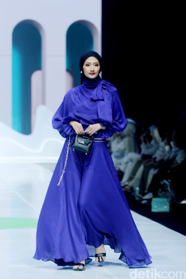 Fashion show koleksi Ayu Dyah Andari x Wardah di Jakarta Muslim fashion Week 2025 dengan mengangkat tema Sea of Serenity. Saya membawa tema keindahan kebun di bawah laut atau Sea of Serenity. Warna kebun terumbu karang, akan banyak sebaran warna. Laut bagian dalam biar ikonik, dan dilanjutkan dengan warna gradasi seperti ungu, putih gold, mint yang menghadirkan ketenangan, ucap Ayu Foto: Mohammad Abduh/detikcom.