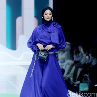 Fashion show koleksi Ayu Dyah Andari x Wardah di Jakarta Muslim fashion Week 2025 dengan mengangkat tema Sea of Serenity. Saya membawa tema keindahan kebun di bawah laut atau Sea of Serenity. Warna kebun terumbu karang, akan banyak sebaran warna. Laut bagian dalam biar ikonik, dan dilanjutkan dengan warna gradasi seperti ungu, putih gold, mint yang menghadirkan ketenangan, ucap Ayu Foto: Mohammad Abduh/detikcom.