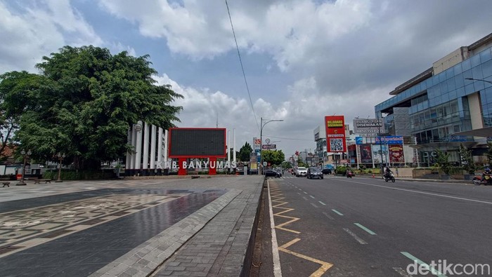 Kompleks videotron Alun-alun Purwokerto, Banyumas, yang akan digunakan untuk kegiatan nobar Cina vs Indonesia, Selasa (15/102/2024) malam.