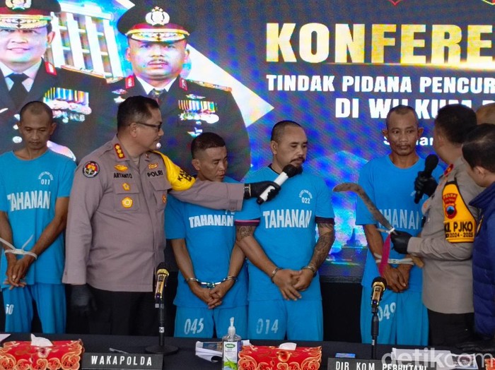Komplotan pencuri kayu di kawasan Perhutani KPH Pati saat dihadirkan di konferensi pers Polda Jateng, Selasa (15/10/2024).