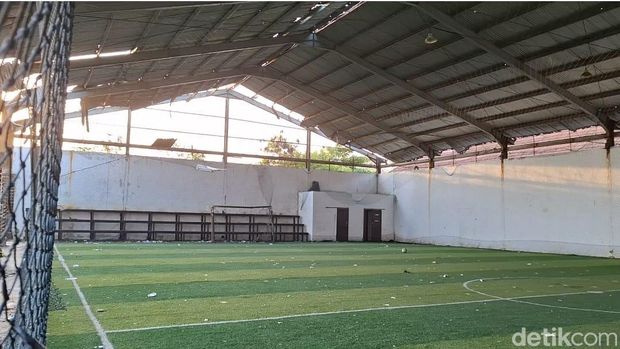 Kondisi bangunan lapangan futsal indoor di area Devil Tears, Desa Lembongan, Kecamatan Nusa Penida, Klungkung, rusak parah, Selasa (15/10/2024). (Putu Krista/detikBali)