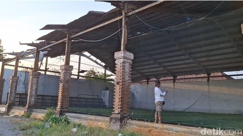 Kondisi bangunan lapangan futsal indoor di area Devil Tears, Desa Lembongan, Kecamatan Nusa Penida, Klungkung, rusak parah, Selasa (15/10/2024). (Putu Krista/detikBali)