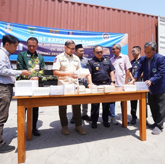 kotak ikan berbahan dasar plastik dan kayu