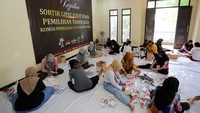 KPU Kota Blitar menyortir dan melipat sebanyak 123.271 lembar surat suara reguler dan cadangan untuk Pemilihan Wali Kota Blitar. Sementara 2 ribu lembar surat suara yang disiapkan untuk pemungutan suara ulang belum disortir dan dilipat.