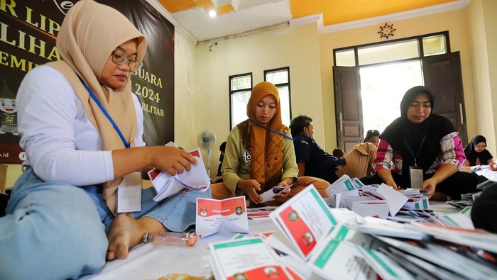 Pekerja menyortir dan melipat surat suara Pilkada serentak 2024 di gudang KPU Kota Blitar, Jawa Timur, Selasa (15/10/2024). KPU Kota Blitar mulai melakukan penyortiran dan pelipatan sebanyak 123.271 lembar surat suara reguler dan cadangan untuk Pemilihan Wali Kota Blitar, sementara 2 ribu lembar surat suara lainnya belum disortir dan dilipat karena disipakan hanya digunakan jika terjadi Pemungutan Suara Ulang (PSU). ANTARA FOTO/Irfan Anshori/nym.