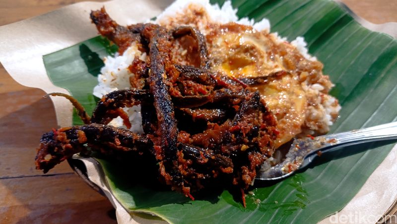 Lapak Sego Welut Mbak Surani yang terletak di selatan simpangempat Pasar Godean, Senin malam (14/10/2024).