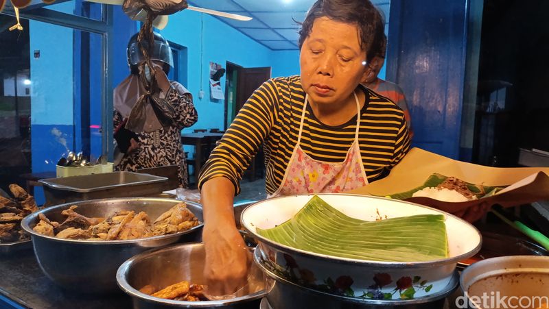 Lapak Sego Welut Mbak Surani yang terletak di selatan simpangempat Pasar Godean, Senin malam (14/10/2024).