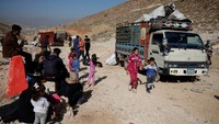 Pengungsi di Lebanon bersiap menyeberangi perbatasan ke Suriah, mereka berusaha menghindari serangan udara Israel.