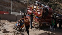 Menteri Transportasi Lebanon Ali Hamieh mengatakan, serangan Israel pada 4 Oktober di dekat perbatasan Masnaa Lebanon dengan Suriah memutus jalan yang digunakan oleh ratusan ribu orang untuk melarikan diri.