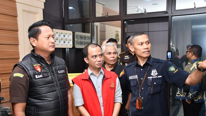 Mantan Ketua NPCI Jabar saat ditahan kejaksaan di kasus korupsi dana hibah.
