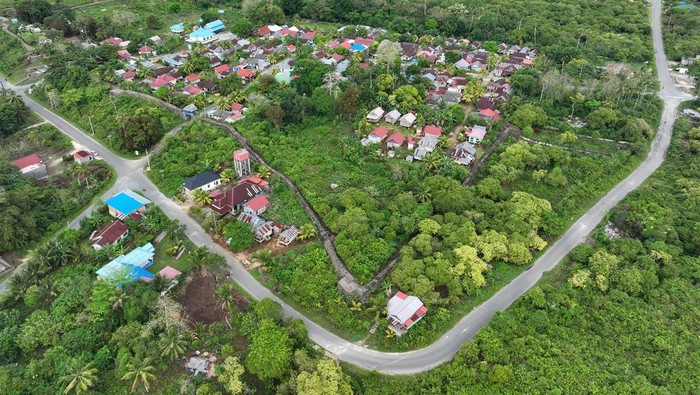 Foto udara kawasan Benteng Kulisusu di Kecamatan Kulisusu, Buton Utara, Sulawesi Tenggara, Senin (14/10/2024). Benteng Kulisusu merupakan benteng peninggalan di masa pemerintahan Lakino Kulisusu atau Raja Kulisusu pada abad XVII yang didirikan untuk melindungi masyarakat yang bermukim di dalam kawasan benteng dari penjajahan Belanda, sedangkan Kulisusu sendiri dalam Bahasa Ereke berarti kulit kerang.