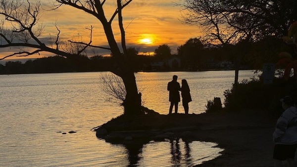 Menikmati Senja di Danau Wilcox Toronto