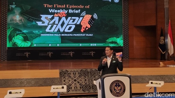 Menparekraf Sandiaga Uno dalam Weekly Brief with Sandi Uno Senin (14/10/2024).