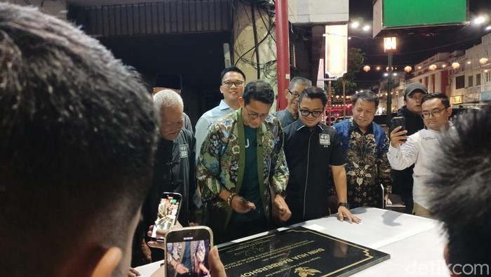 Menparekraf Sandiaga Uno resmikan barbershop tertua Indonesia, Shin Hua, jadi destinasi wisata di Kota Tua Surabaya.