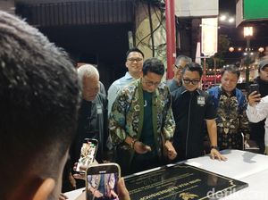 Sandiaga Uno Resmikan Barbershop Tertua Shin Hua Jadi Wisata Kota Lama